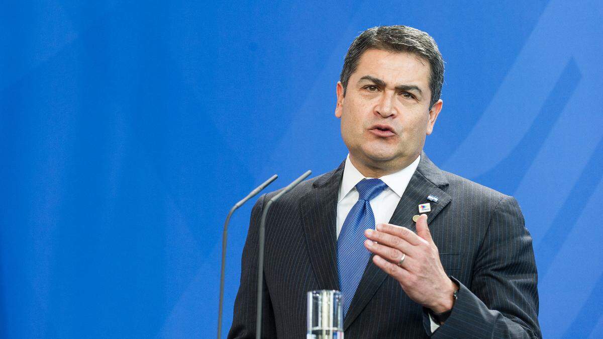Foto de archivo; El presidente hondureño, Juan Orlando Hernández, habla con los medios de comunicación con la canciller alemana, Angela Merkel (no aparece en la foto), tras las conversaciones celebradas en la Cancillería el 27 de octubre de 2015 en Berlín, Alemania.
