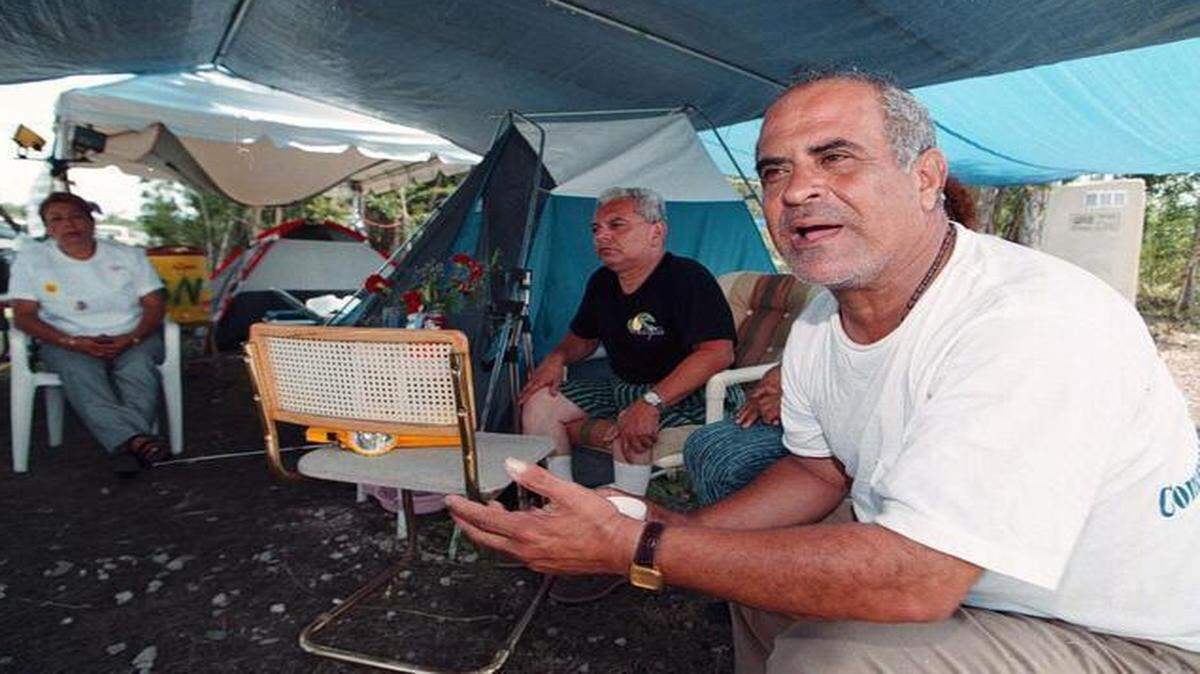 
Cristóbal Mendoza (der.) durante una huelga de hambre al frente del Centro de Detención de Krome en junio de 1997.
