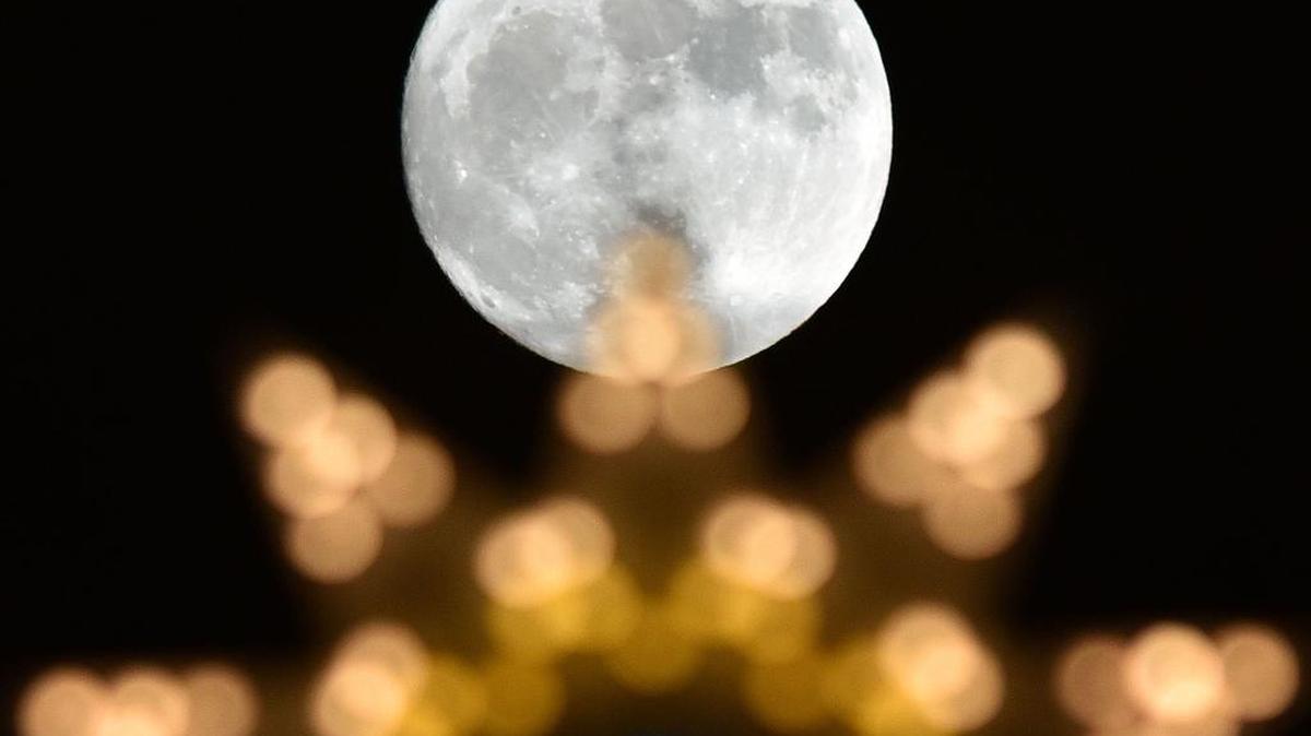 Desde la Tierra, la forma visible del astro cambia durante todo su ciclo de 29.5 días: Luna nueva, cuarto creciente, Luna llena, cuarto menguante.
