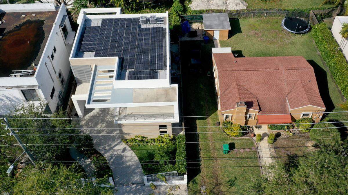 La temporada de huracanes se acerca. Aprenda pasos clave para preparar, proteger y verificar sus paneles solares y baterías antes, durante y tras la tormenta.