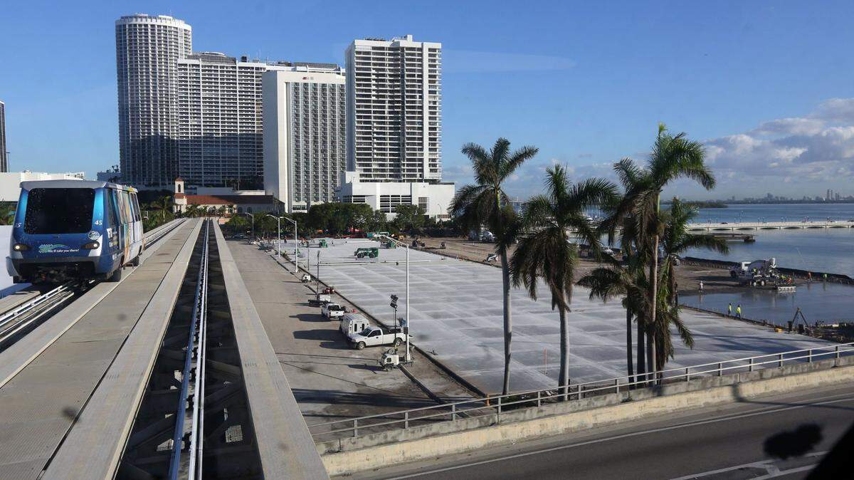 El terreno baldío donde estaba el edificio del Miami Herald en 2019. La propiedad en el downtown de Miami pertenece al gigante malasio de los casinos Genting.