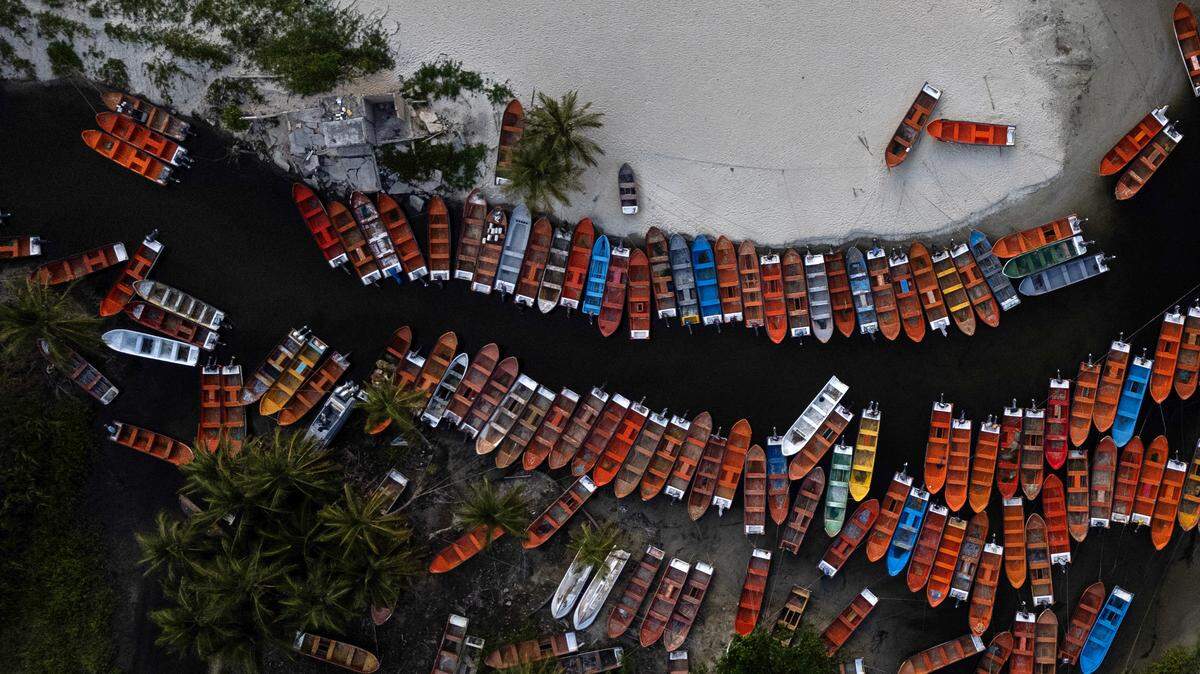 Esta vista aérea muestra barcos pesqueros en la playa de Chuao, estado de Aragua, Venezuela, el 18 de junio de 2025.