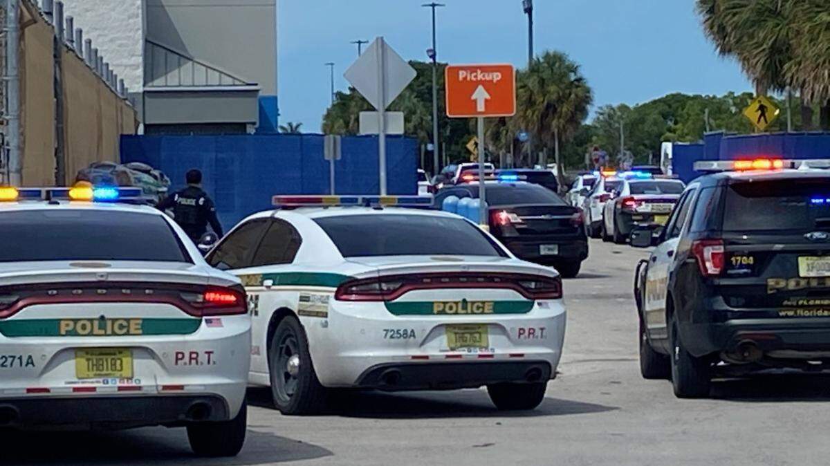 Las autoridades acudieron al Walmart de Florida City tras reportarse un tiroteo. 