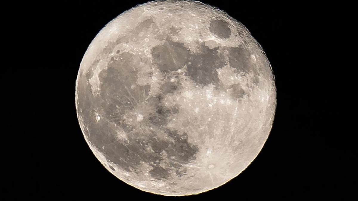 Se considera que el agua tendría forma de cristales formados por una explosión de magma procedente del interior profundo de la Luna.