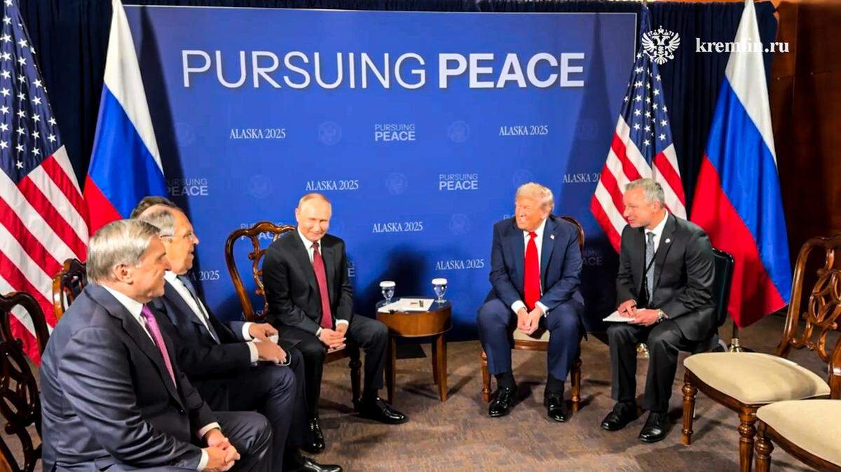 15 de agosto de 2025: Vladimir Putin, presidente de Rusia, y su homólogo estadounidense, Donald Trump, se reúnen en la Base Conjunta Elmendorf-Richardson. En la imagen, de izquierda a derecha, el asesor presidencial Yuri Ushakov y el ministro de Asuntos Exteriores, Serguéi Lavrov.