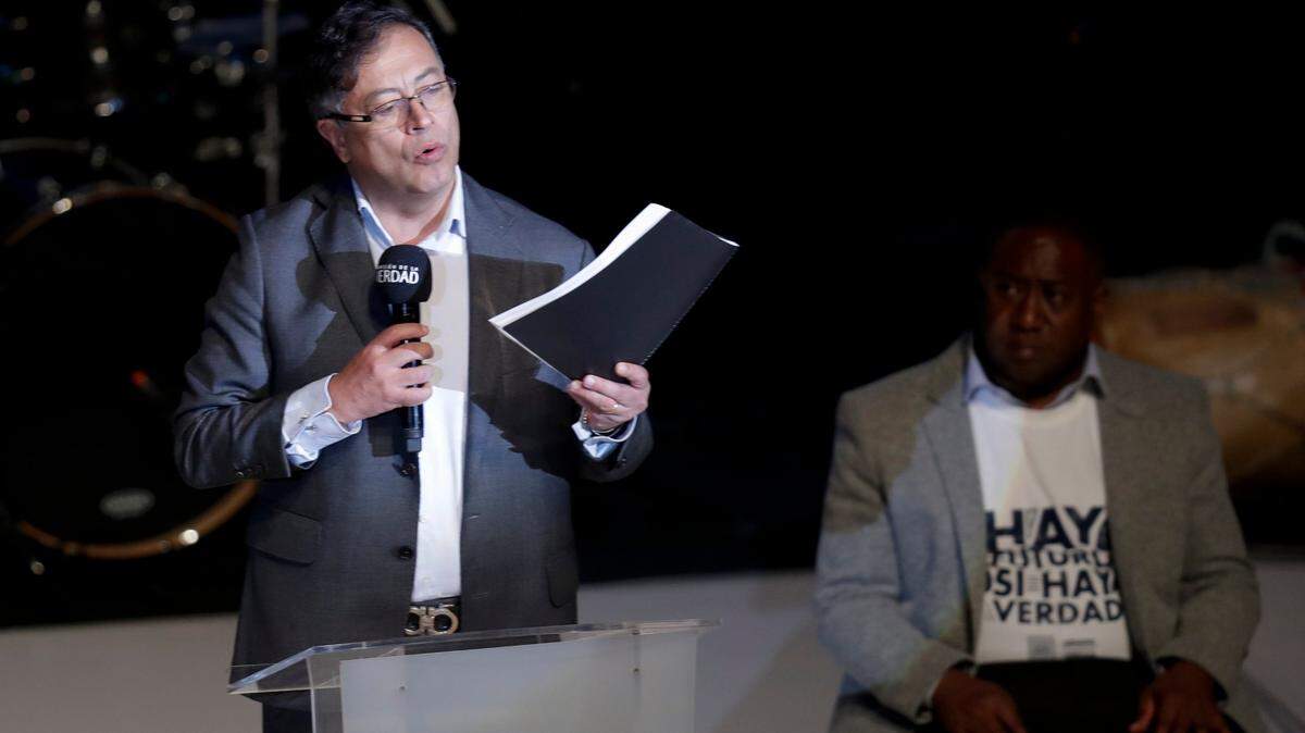 El presidente electo Gustavo Petro habla durante una ceremonia para publicar el informe final de una comisión de la verdad sobre el conflicto interno del país, en Bogotá, Colombia, el martes 28 de junio de 2022. Producto del acuerdo de paz de 2016 entre el gobierno y las Fuerzas Armadas Revolucionarias de Colombia (FARC) la comisión se encargó de investigar las violaciones de derechos humanos cometidas por todos los actores entre 1958 y 2016. (AP foto/Ivan Valencia)