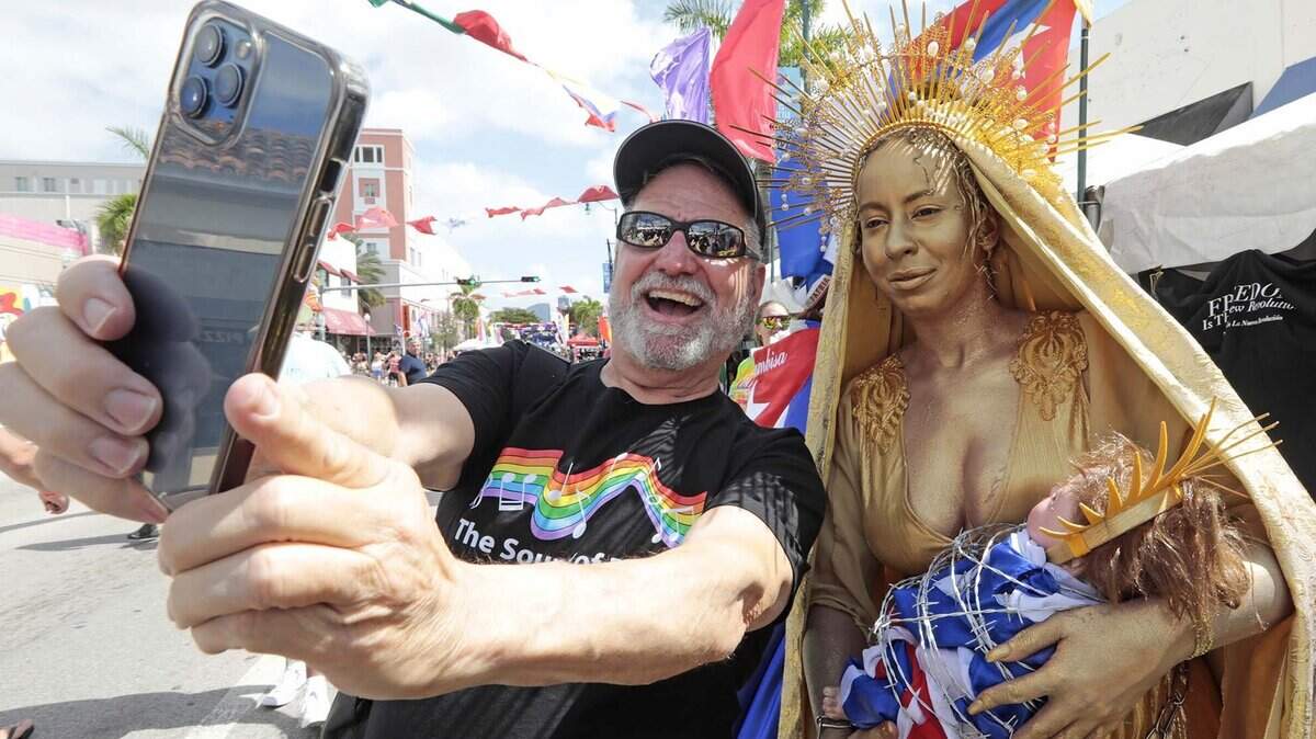Doug Cureton y Athean Castillo de la La Rosa Blanca Coalition en el festival Gay8 en la Calle Ocho, el domingo 20 de febrero de 2022.