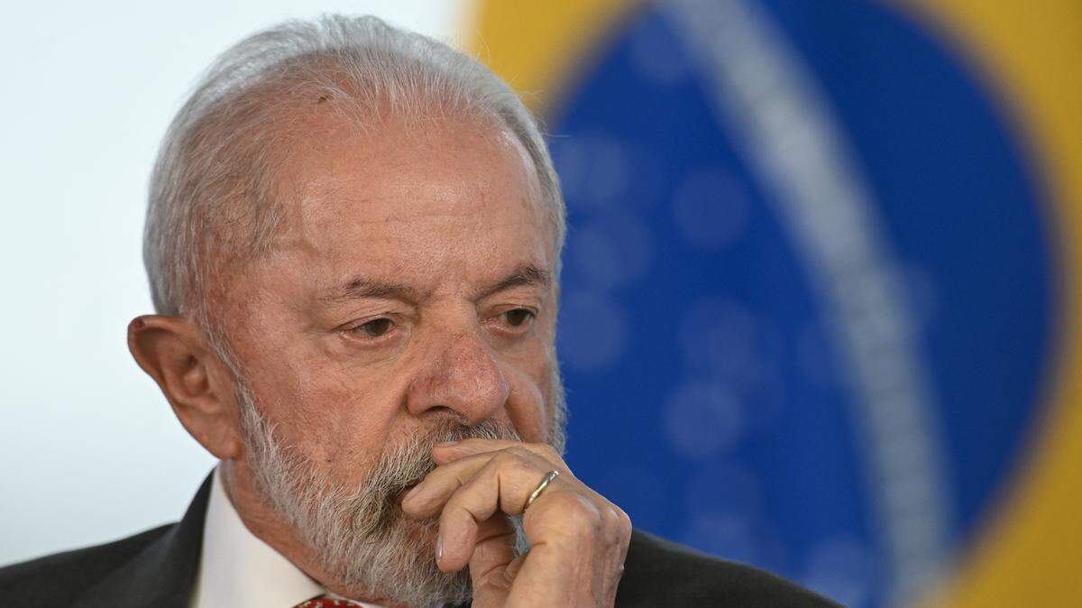 El presidente de la República, Luiz Inácio Lula da Silva, durante la sanción del Proyecto de Ley n.º 3.062/2022, que prohíbe el uso de animales en la enseñanza, la investigación y la experimentación de cosméticos, y aumenta las multas por infracciones, realizada en el Palacio del Planalto el 30 de julio de 2025.