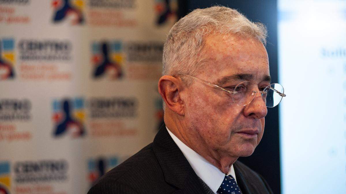 El expresidente colombiano Álvaro Uribe Vélez habla durante una conferencia de prensa tras reunirse con el presidente Gustavo Petro para abordar la reforma de salud propuesta en el Congreso, en Bogotá, Colombia, el 23 de noviembre de 2023.