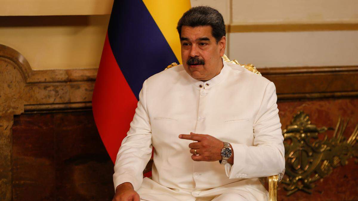 29 de agosto de 2022, Venezuela, Caracas: Nicolás Maduro, presidente de Venezuela, habla con miembros de la prensa en el palacio presidencial de Miraflores mientras espera la llegada del nuevo embajador de Colombia en Venezuela, Benedetti. Foto: Pedro Rances Mattey/dpa/Sipa EE.UU.