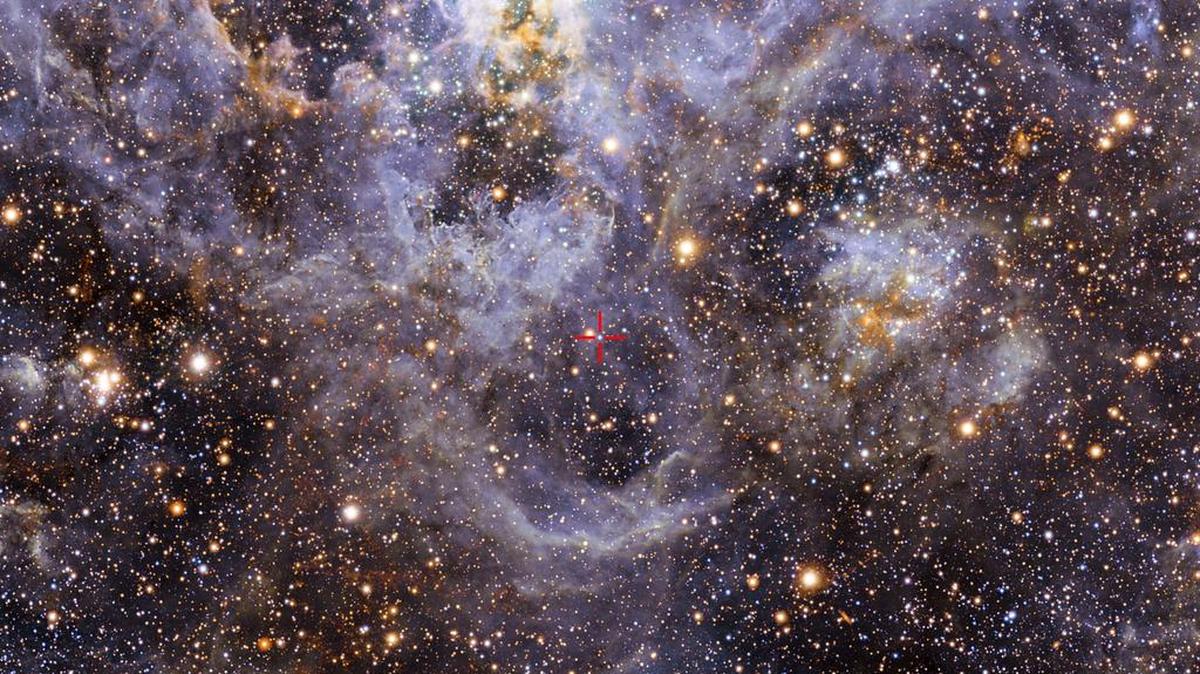 Imagen facilitada por Observatorio Europeo Austral (EOS en inglés) el miércoles 21 de octubre de 2015, que muestra la ubicación de VFTS 352 - el sistema estelar doble más caliente y masivo descubierto hasta la fecha donde los dos componentes están en contacto y comparten material.
