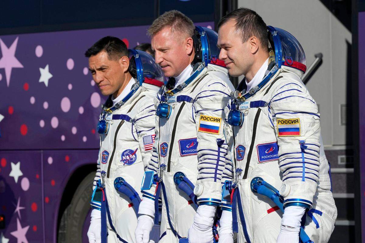 De izquierda a derecha: el astronauta de la NASA Frank Rubio, los cosmonautas de Roscosmos Sergey Prokopyev y Dmitri Petelin, miembros de la tripulación de la misión a la Estación Espacial Internacional (ISS), caminan hacia el cohete antes del lanzamiento del cohete Soyuz-2.1, en el cosmódromo ruso de Baikonur, Kazajistán, miércoles 21 de septiembre de 2022. (AP foto/Dmitri Lovetsky, Pool)