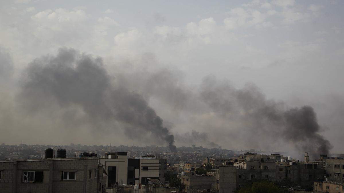 Unas columnas de humo causadas por bombardeos israelíes se ven en la ciudad de Rafah, en el sur de la Franja de Gaza, el martes 28 de mayo de 2024.
