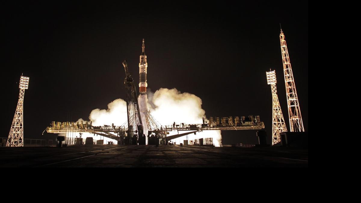 
El cohete Soyuz TMA-17M es visto hoy, miércoles 22 de julio de 2015, durante el despegue de la expedición de la NASA 44/45 con el astronauta Kjell Lindgren, el astronauta japonés Kimiya Yui y el cosmonauta ruso Oleg Kononenko ka Estación Especial Internacional en en Baikonur (Kazajistán). 
