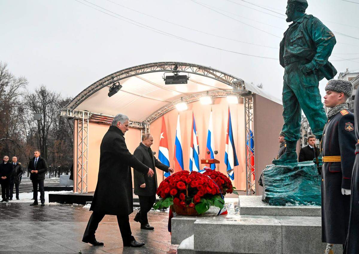Los gobernantes de Cuba, Miguel Díaz-Canel (izq.), y Rusia, Vladimir Putin, participan en la ceremonia de inauguración de un monumento al difunto líder cubano Fidel Castro, en Moscú, Rusia, el martes 22 de noviembre de 2022. (Sergey Guneev , Sputnik, foto del Kremlin vía AP)