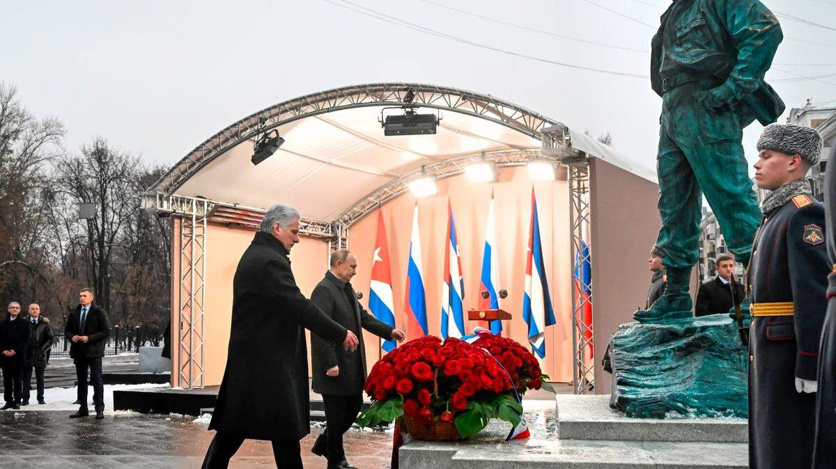 Cuba’s President Miguel Diaz-Canel Bermudez, left, and Russian President Vladimir Putin take part in the unveiling ceremony of a monument to the late Cuban leader Fidel Castro, right, in Moscow, Russia, Tuesday, Nov. 22, 2022. (Sergey Guneev, Sputnik, Kremlin Pool Photo via AP)