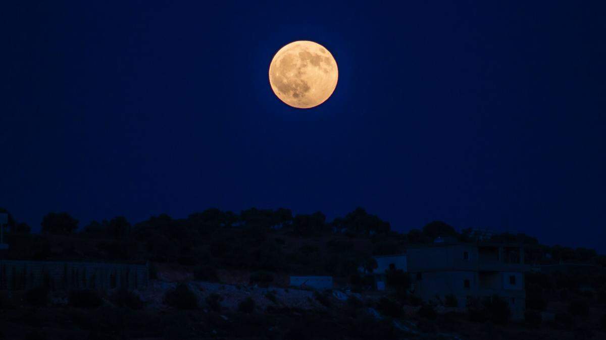 Bajo la Superluna de Fresa, si estás sintiendo cualquier molestia, date permiso para apartarla. Recuerda que la vida es una aventura, y que las experiencias van y vienen. 