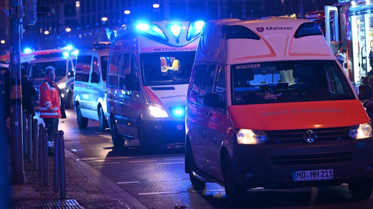 20 de diciembre de 2024, Sajonia-Anhalt, Magdeburgo: Los servicios de emergencia, la policía y los bomberos están de servicio en el mercado navideño de Magdeburgo. Un conductor atropelló a un grupo de personas en el mercado navideño de Magdeburgo.
