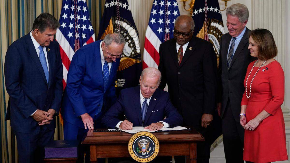 El presidente Joe Biden firma el histórico proyecto de ley sobre cambio climático y atención médica de los demócratas en el comedor estatal de la Casa Blanca en Washington, el martes 16 de agosto de 2022. De izquierda a derecha observan el senador Joe Manchin, demócrata por Virginia Occidental; el líder de la mayoría en el Senado, Chuck Schumer de N.Y.; el representante de la mayoría de la Cámara de Representantes James Clyburn, D-S.C., el representante Frank Pallone, D-N.J. y la representante Kathy Castor, D-Fla. (Foto AP/Susan Walsh)
