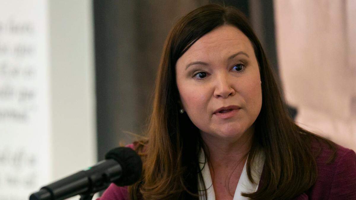 La fiscal general de Florida Ashley Moody habla durante una mesa redonda en el Museo Americano de la Diáspora Cubana en el vecindario Coral Way de Miami. Lunes, 7 de febrero de 2022.