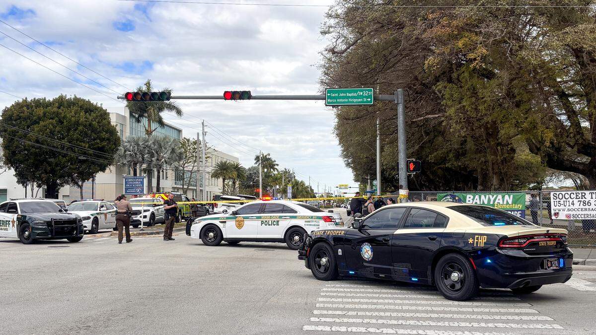 Agentes de la Oficina del Sheriff del condado de Miami-Dade respondieron a una llamada de emergencia por un presunto tiroteo en la escuela secundaria Christopher Columbus, ubicada en la Avenida 87, el miércoles 4 de febrero de 2026, en Miami. Las autoridades informaron que se trató de una falsa alarma que provocó el cierre temporal de la escuela, y confirmaron que todos se encontraban a salvo.
