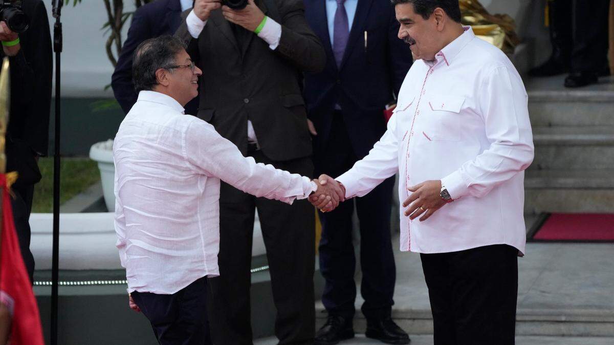 El presidente de Colombia, Gustavo Petro (izq.) es recibido por el gobernante de Venezuela, Nicolás Maduro, en el Palacio Presidencial de Miraflores, en Caracas, el martes 1 de noviembre de 2022. (Foto AP/Ariana Cubillos)