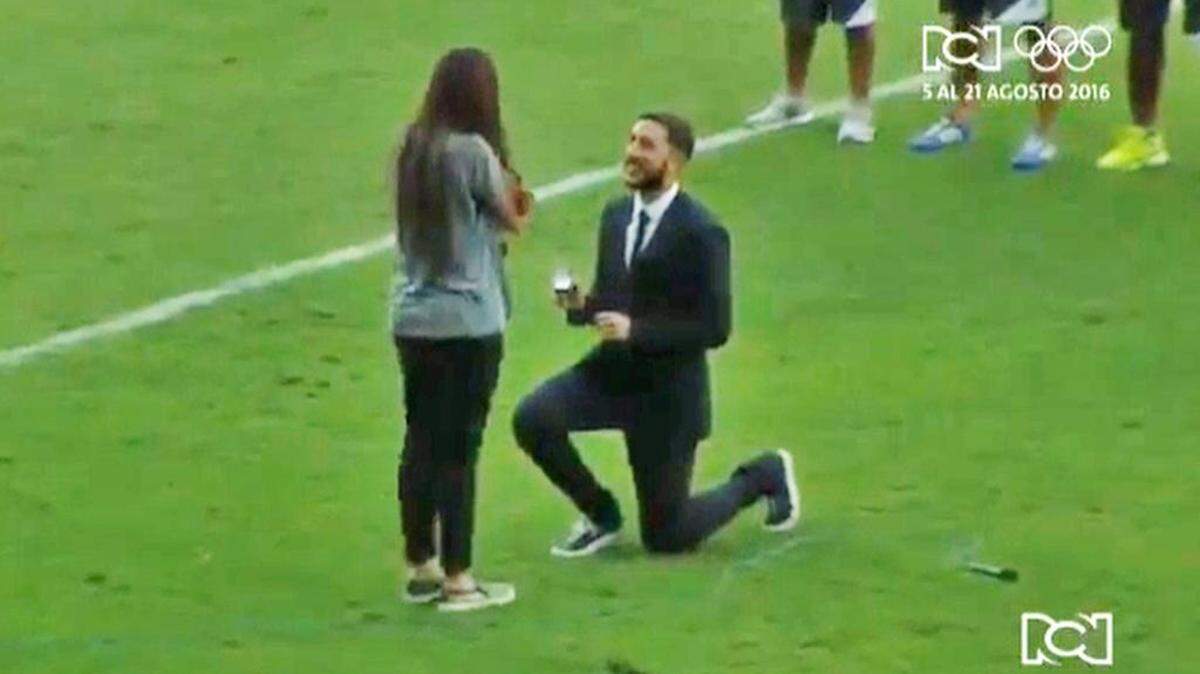 El defensor central, que se recupera de una lesión, se arrodilló en la mitad del campo en el estadio Palmaseca, sacó un anillo de compromiso y se lo ofreció a su novia, Valentina Parra. Cortesía Youtube