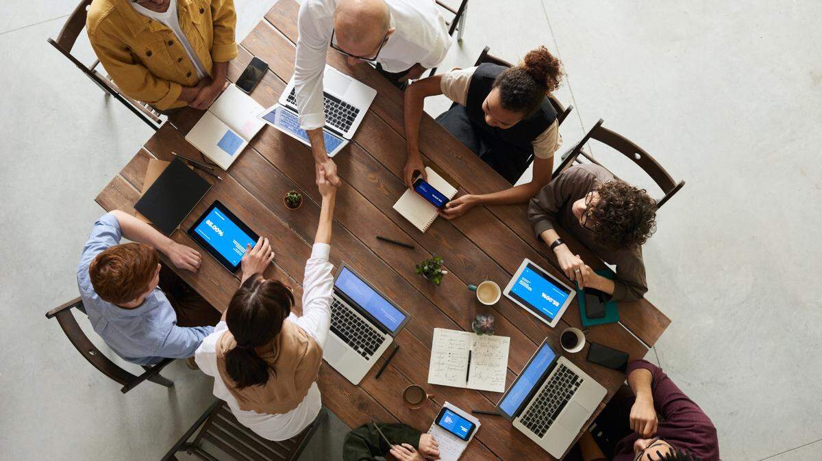 Hoy vivimos en la era del conocimiento, donde se le da valor a la mentalidad emprendedora. La orientación es más hacia el bien común, se pre-elige la formación específica y autodidacta.
