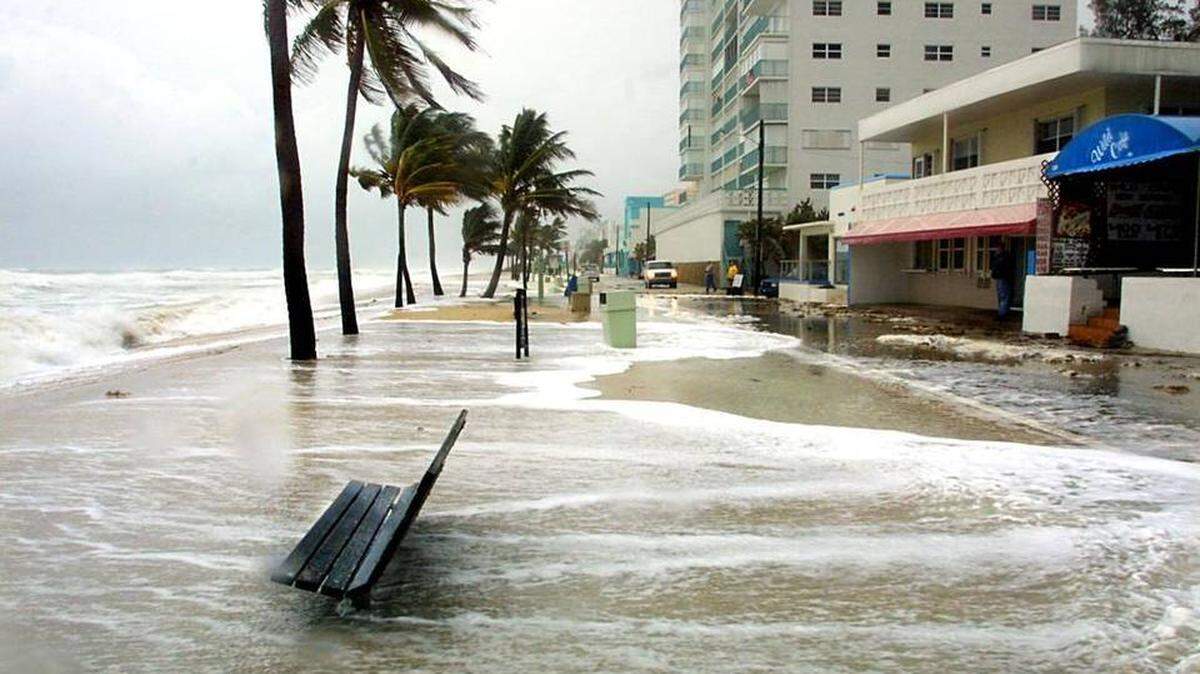 De acuerdo a las proyecciones del cambio climático, el aumento de los niveles del mar empeorará la marejada ciclónica causada por los huracanes. Un nuevo estudio indica que el costo del impacto de las inundaciones de marea alta en las propiedades privadas de la costa de Florida podría subir a $69,000 millones en 2030.