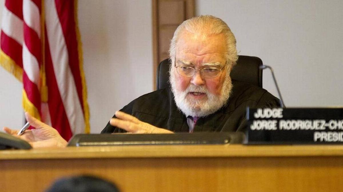 Jorge Rodríguez-Chomat, antiguo juez de Miami-Dade, en su tribunal en el 2012. Rodríguez-Chomat falleció el sábado a los 72 años.