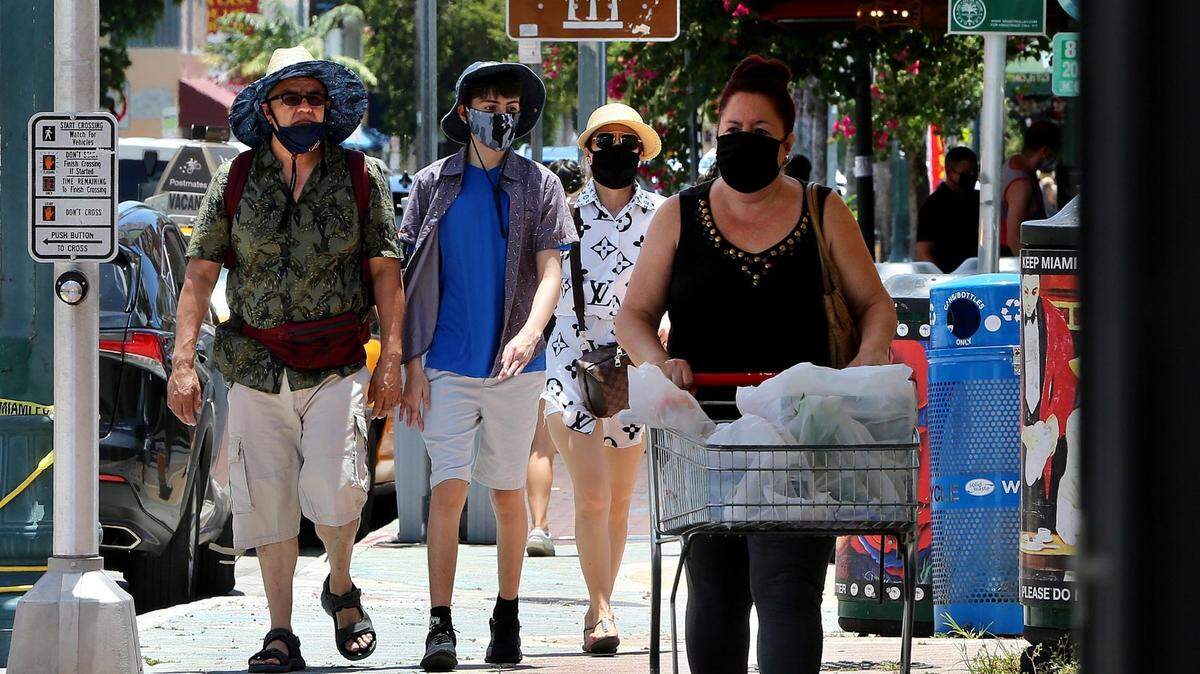 Los pequeños negocios de “Mom y Pop” son parte del encanto que tiene La Calle 8 de la Pequeña Habana. En esta foto de archivo, varias personas caminan por esta calle el viernes, 26 de junio de 2020.