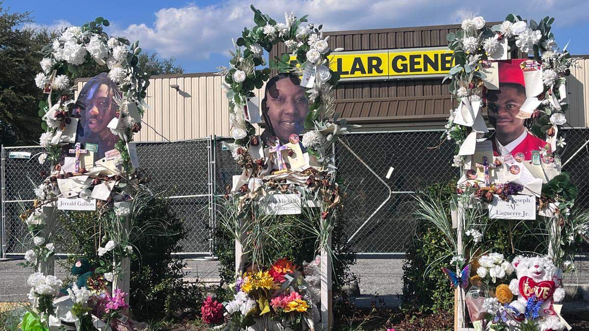 El monumento a Angela Michelle Carr, Jerrald Gallion y Anolt Joseph Laguerre Jr. que se encuentra frente a un Dollar General en Jacksonville, Florida, el 24 de septiembre de 2023. Un pistolero racista mató a las tres personas en el Dollar General el 26 de agosto de 2023.