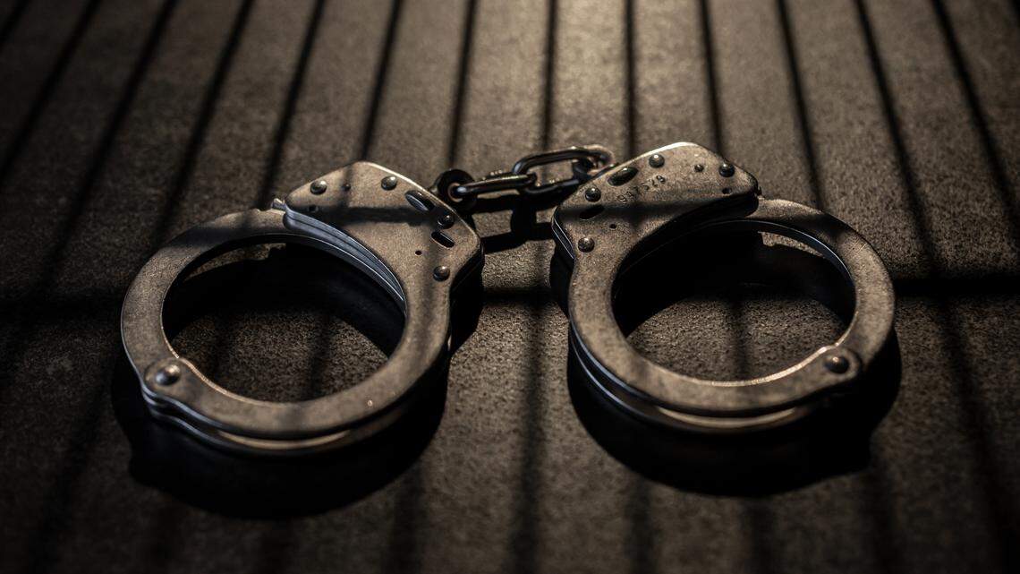 Acusan a mujer de abandonar a sus dos hijos pequeños en un Uber por horas