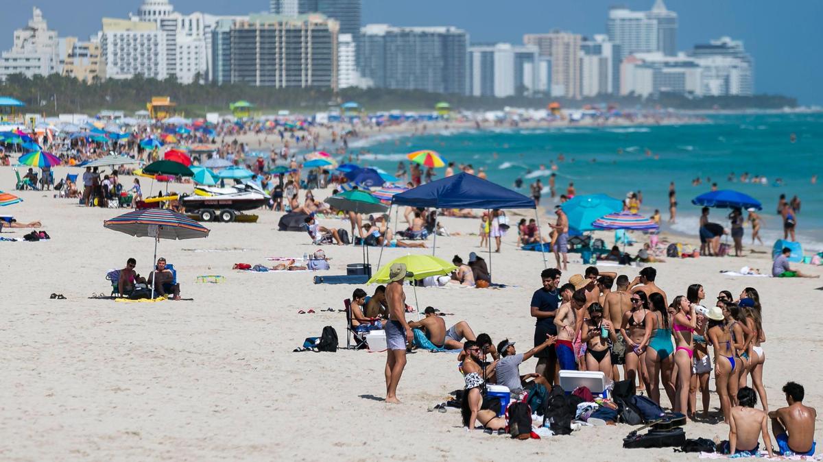 Los amantes de la playa visitan Miami Beach, Florida, el lunes 15 de febrero de 2021.