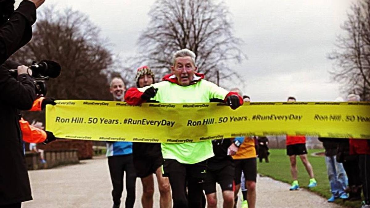 Ron Hill termina la carrera de 5 kilómetros en Manchester en diciembre de 2014.