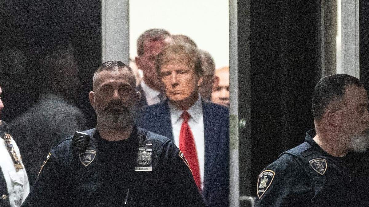 4 de abril de 2023; Nueva York, Nueva York, EE. UU.; El ex presidente Donald Trump en la corte por su lectura de cargos el 4 de abril de 2023.