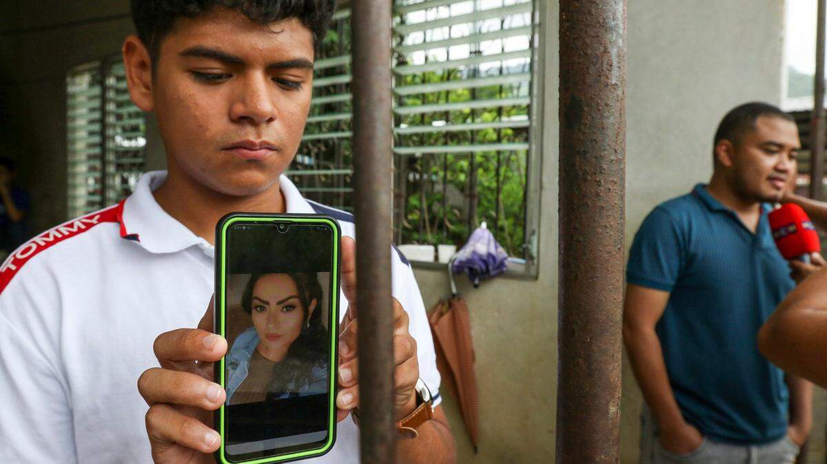 Jaser Daniel Ortiz muestra la foto de su madre, Nayarith Bueso, el 30 de junio de 2022, en El Progreso, Honduras. Bueso estaba entre los 53 inmigrantes que murieron dentro de un camión que fue encontrado cerca de San Antonio, Texas.