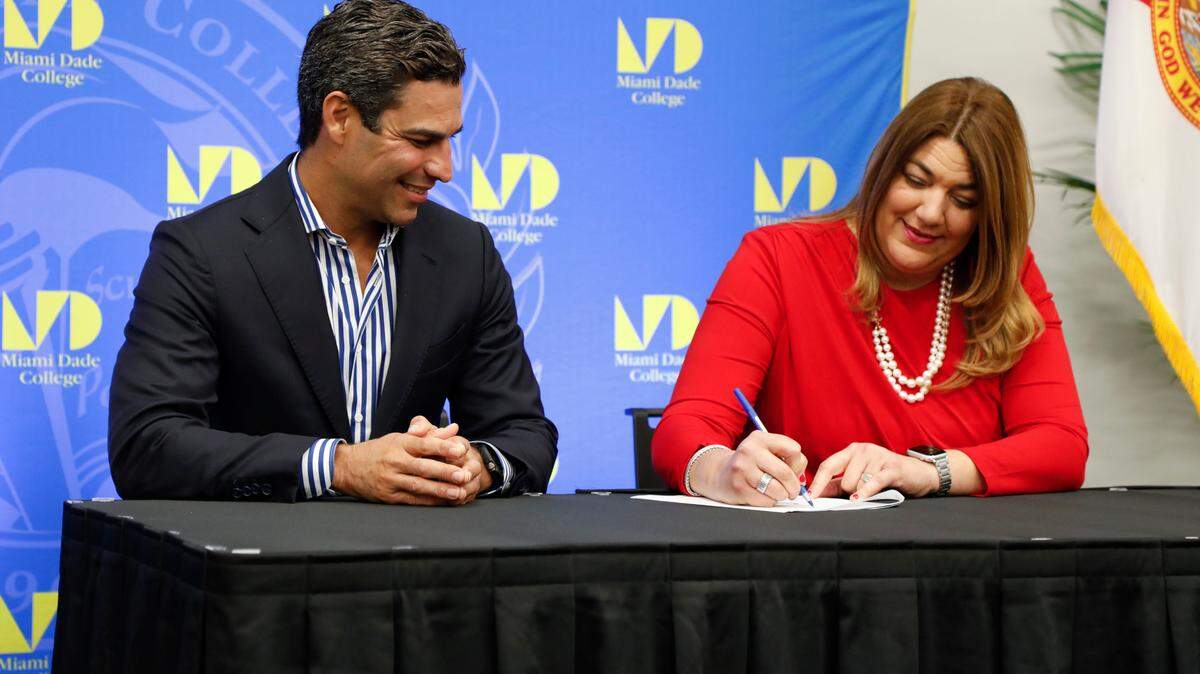 La presidenta del Miami Dade College, Madeline Pumariega, y el alcalde de Miami, Francis Suárez, firman un acuerdo de entrenamiento laboral entre el College y la ciudad, el martes 15 de febrero de 2022, en el Recinto Wolfon de MDC.
