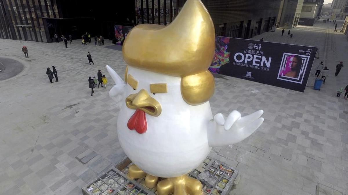 Esta foto tomada el 24 de diciembre de 2016 muestra una escultura de pollo gigante fuera de un centro comercial en Taiyuan.
