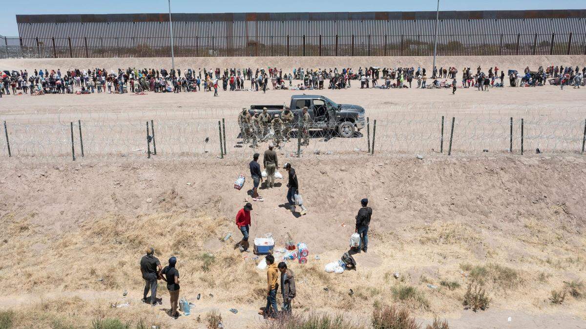 La Guardia Nacional de Texas impide que los migrantes ingresen a la puerta 42 con la intención de entregarse a Aduanas y Protección Fronteriza el último día del Título 42 el jueves 11 de mayo de 2023 en El Paso, Texas.