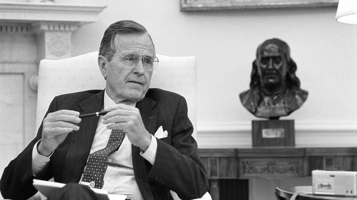 El presidente George H.W. Bush en la oficina oval de la Casa Blanca, el 23 de junio de 1992.