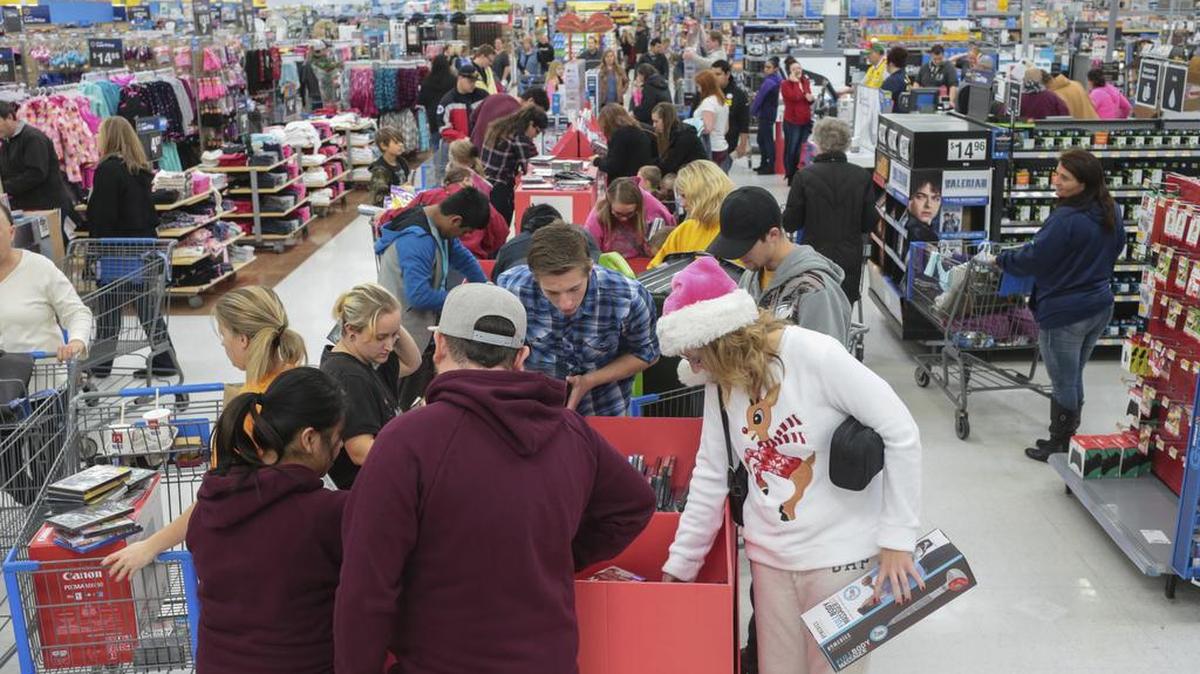 Los compradores invaden una tienda Walmart en Idaho el viernes, después del Día de Acción de Gracias, un hecho que como cada año se repite en los centros comerciales del país.