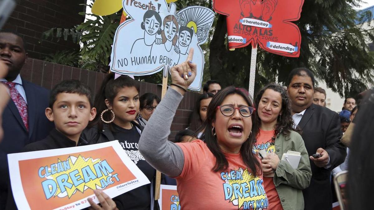 Un grupo de manifestantes exhorta al Partido Demócrata a proteger la Ley de Acción Diferida para los Llegados en la Infancia (DACA) frente a las oficinas de la senadora Dianne Feinstein en Los Angeles, el 3 de enero.