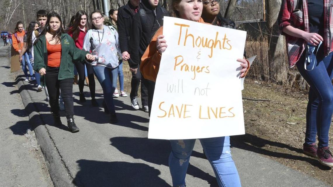 Estudiantes de la escuela secundaria Taconic, en Pittsfield, Massachusetts, marchan el 27 de febrero en una protesta por el tiroteo en la secundaria de Parkland, en la Florida.