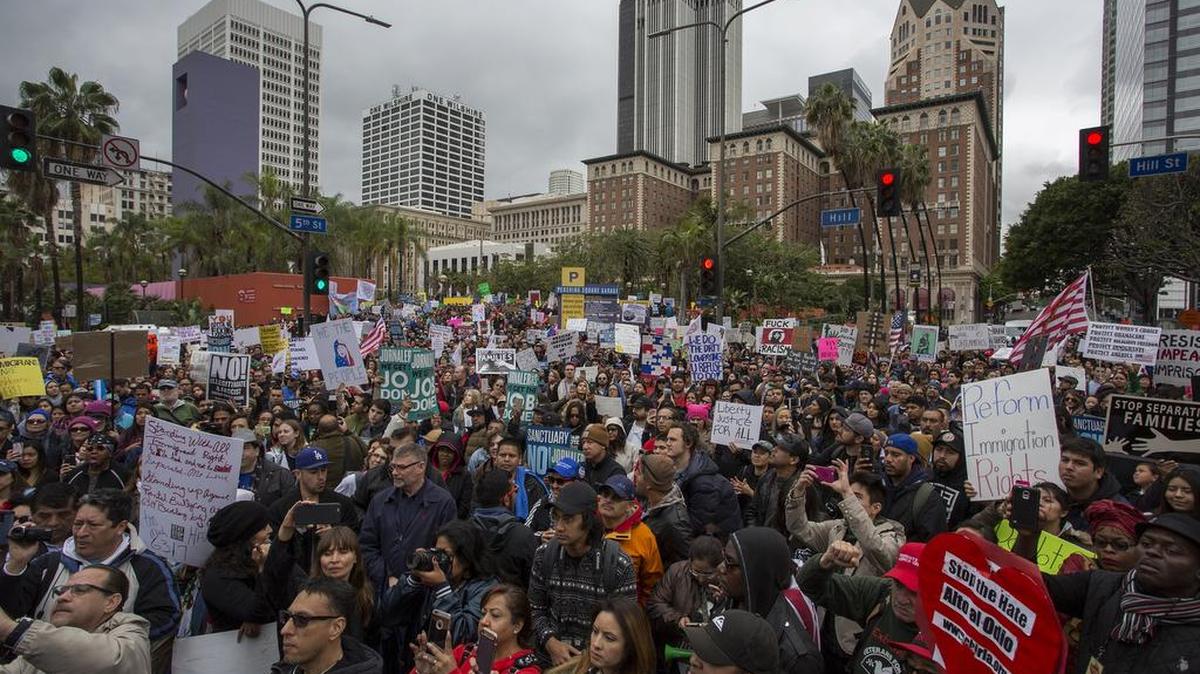 Numerosos manifestantes recorren las calles de Los Angeles el 18 de febrero, protestando contra la política de inmigración del presidente Donald Trump y contra las deportaciones.