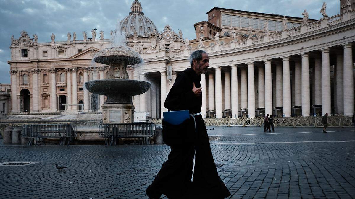 Un fraile franciscano camina por la Plaza de San Pedro, el 3 de septiembre en la Ciudad del Vaticano.