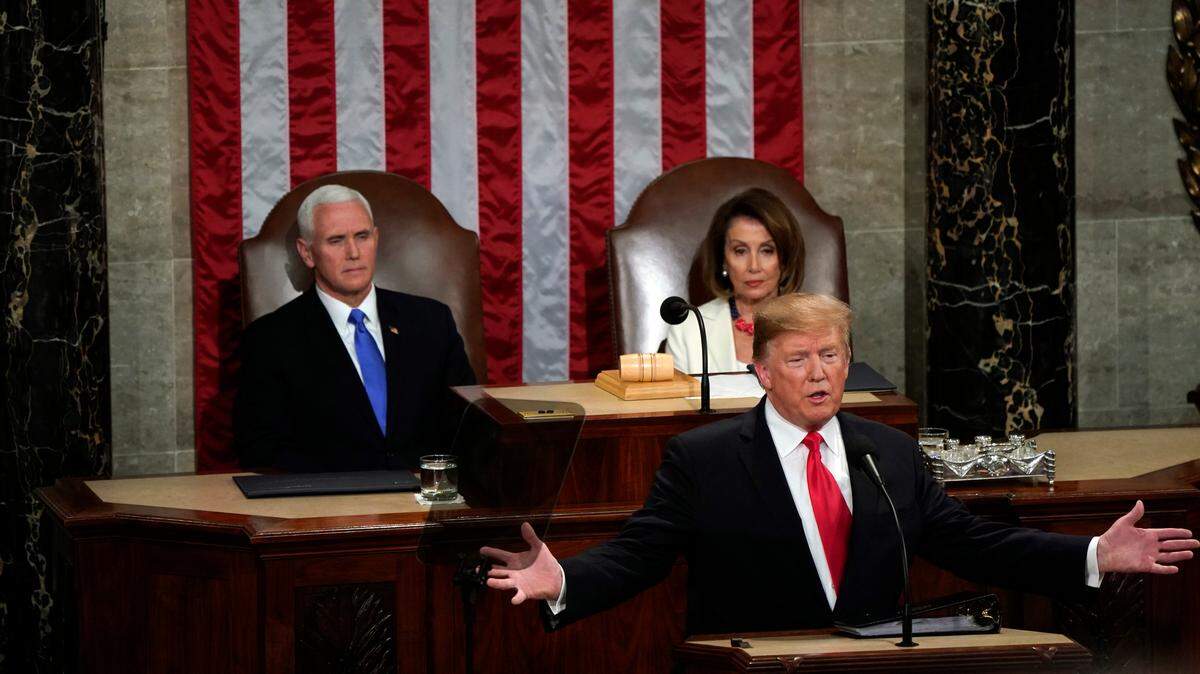 El presidente Donald Trump da el discurso del Estado de la Unión el martes ante las dos cámaras del Congreso en el Capitolio. Atrás están el vicepresidente Mike Pence y la presidenta del Congreso, la representante Nancy Pelosi.