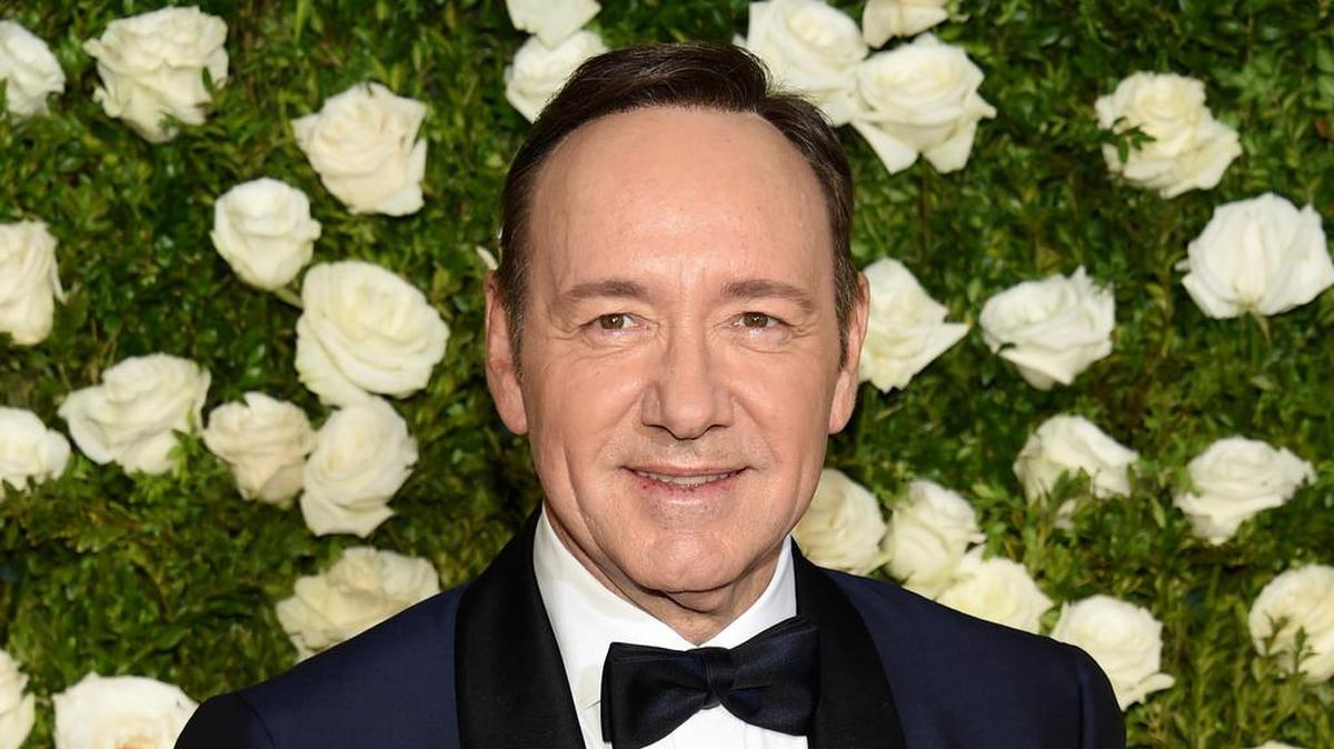 El actor Kevin Spacey llega a la 71° entrega anual de los premios Tony, en el Radio City Music Hall de Nueva York.