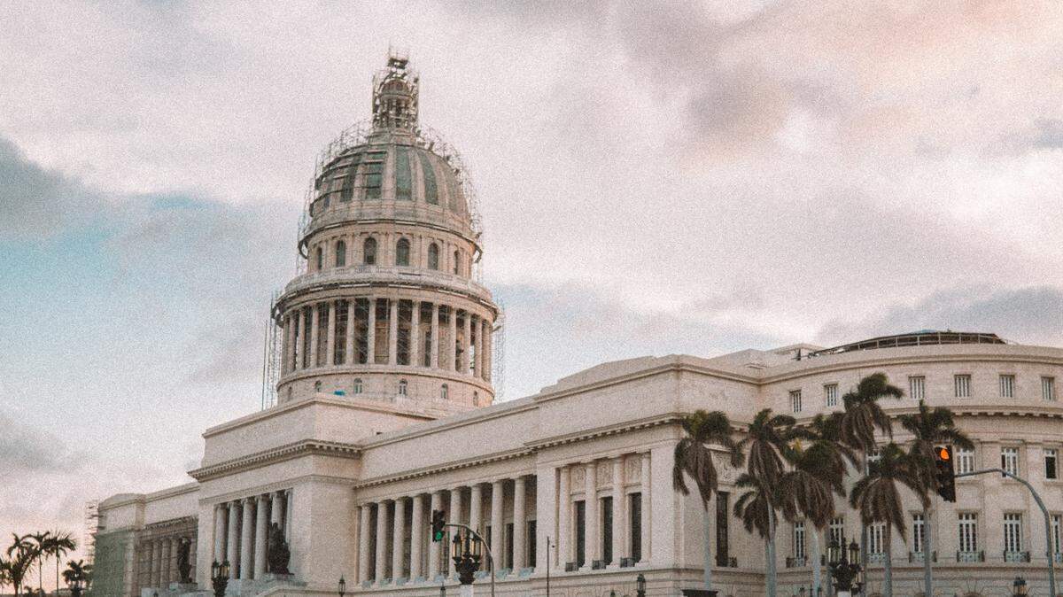 El exilio cubano, dividido en dos grupos, ofrecen diferentes soluciones para lograr la libertad de Cuba y el regreso a la democracia. 