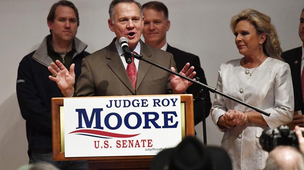 El ex juez y candidato al Senado Roy Moore habla a sus partidarios en Montgomery, Alabama, junto a su esposa, Kayla, el 12 de diciembre. Moore perdió la elección frente al demócrata Doug Jones.